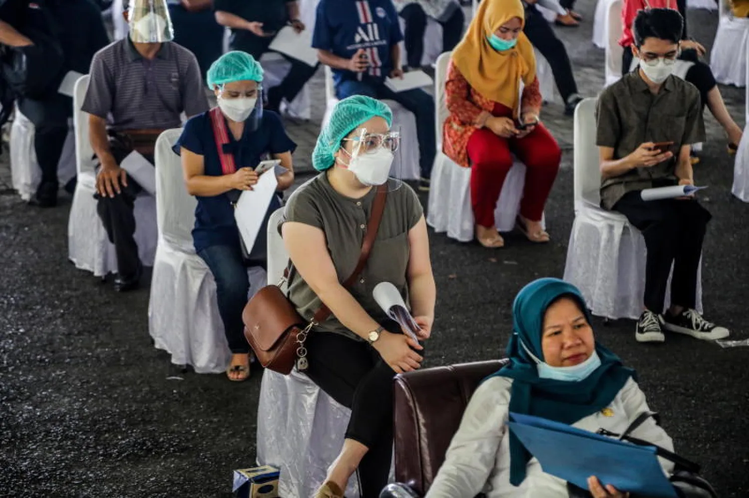 مركز لتلقي اللقاح ضد «كوفيد-19» في إندونيسيا (إ.ب.أ)