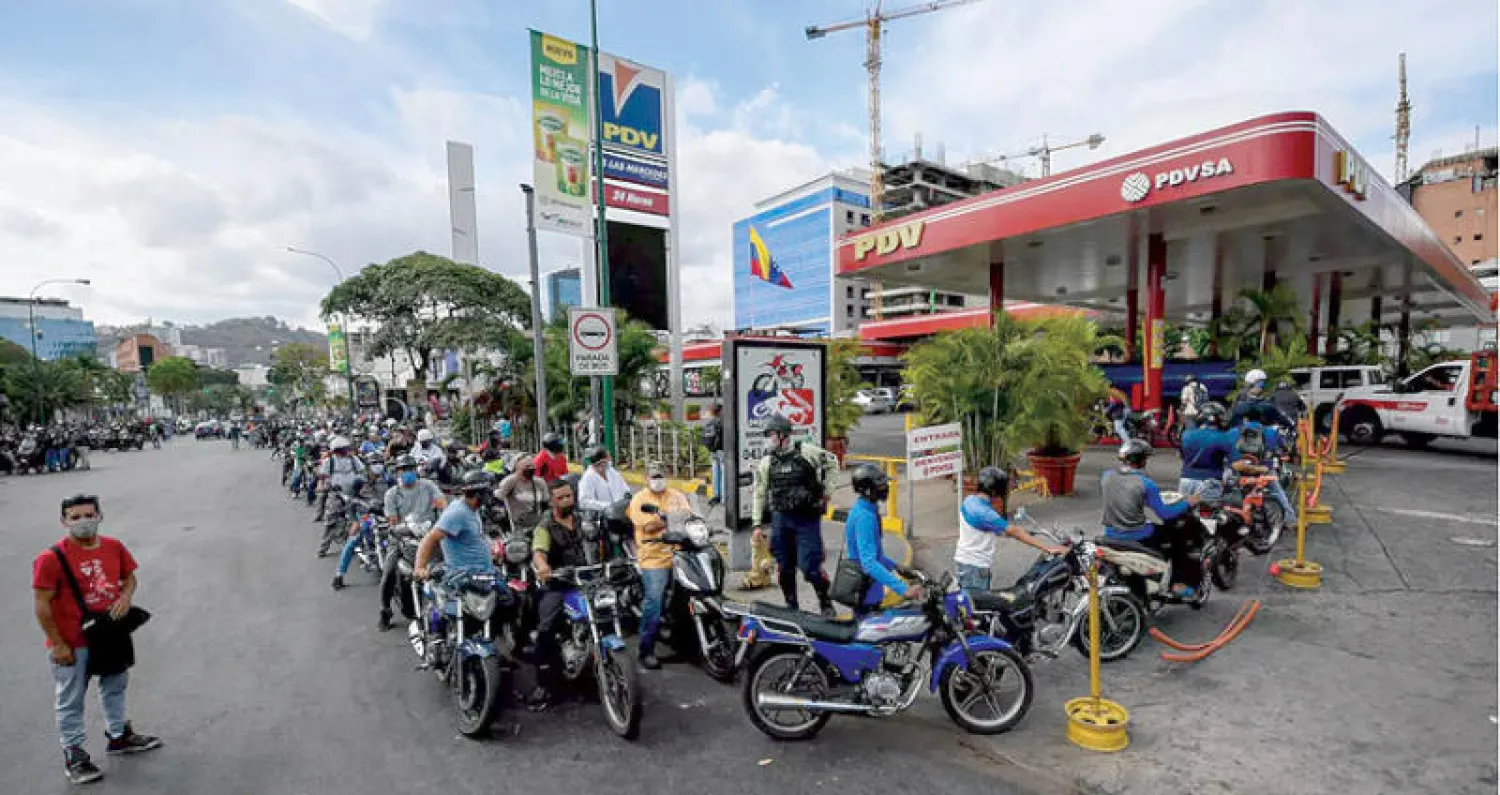 محطة وقود في العاصمة الفنزويلية كاراكاس تظهر حجم أزمة نقص البنزين (رويترز)