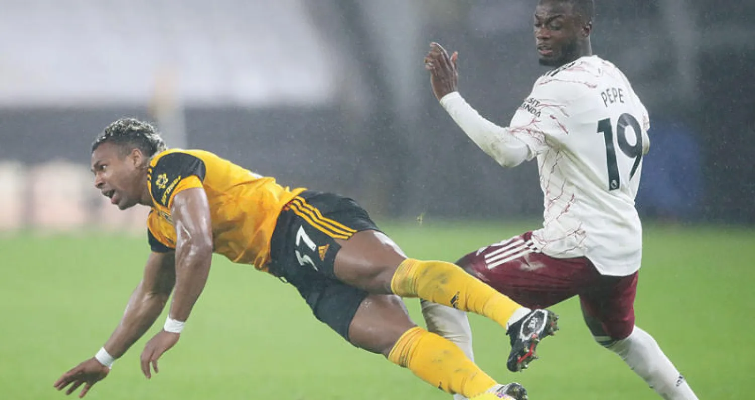 الهبوط الحاد في مستوى تراوري (يسار) أدى إلى غياب الفاعلية الهجومية لولفرهامبتون (أ.ب)