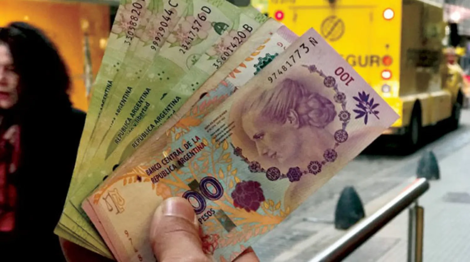 طالب الرئيس الأرجنتيني صندوق النقد الدولي بمنح بلاده شروط سداد أكثر «مرونة» للديون وسط مستويات تضخم غير مسبوقة (رويترز)