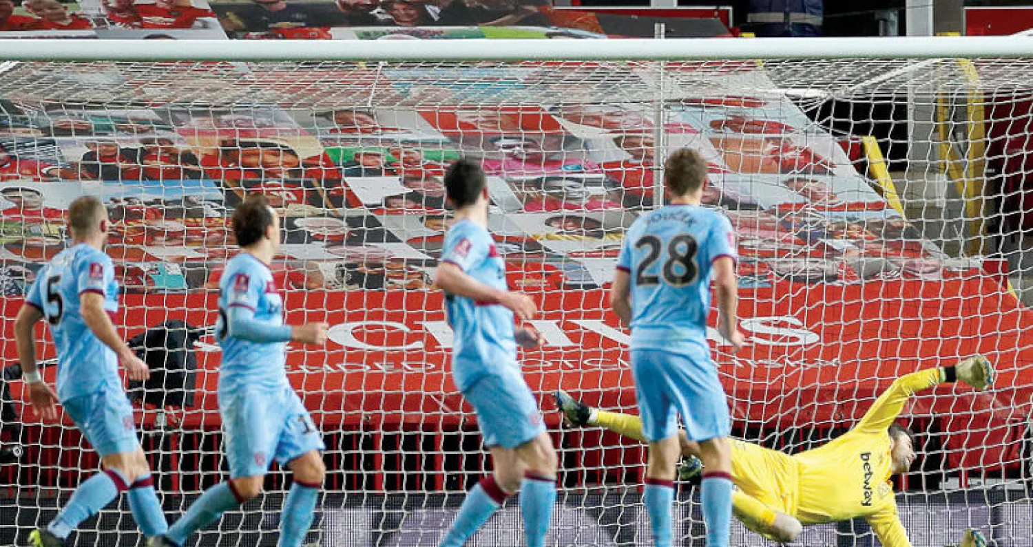 فابيانسكي حارس وستهام في محاولة فاشلة للتصدي لتسديدة ماكتوميناي لاعب يونايتد (إ.ب.أ)