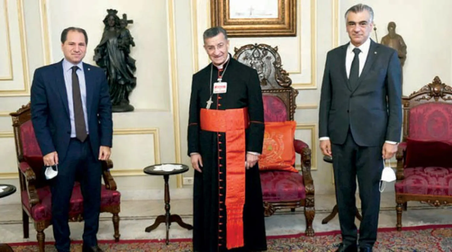 البطريرك الراعي مستقبلاً أمس رئيس حزب الكتائب سامي الجميل والوزير السابق سليم الصايغ (موقع الكتائب)