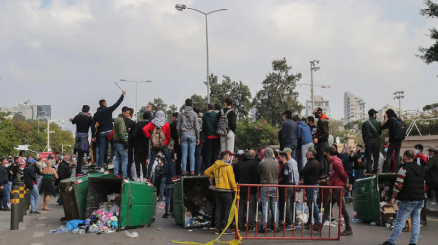 تجمع لأهالي معتقلين بعد مظاهرات طرابلس الأخيرة أمام المحكمة العسكرية في بيروت أمس (إ.ب.أ)