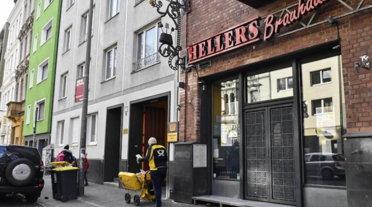 Almanya'nın Köln şehrinde kapalı bir restoran (AP)