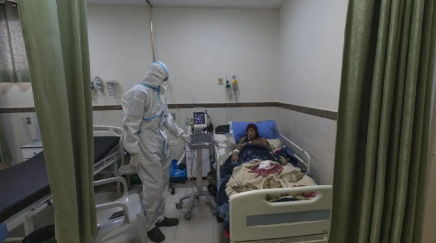 Ramallah’taki bir hastanede koronavirüs hastası ile ilgilenen doktor (Arşiv-AP)