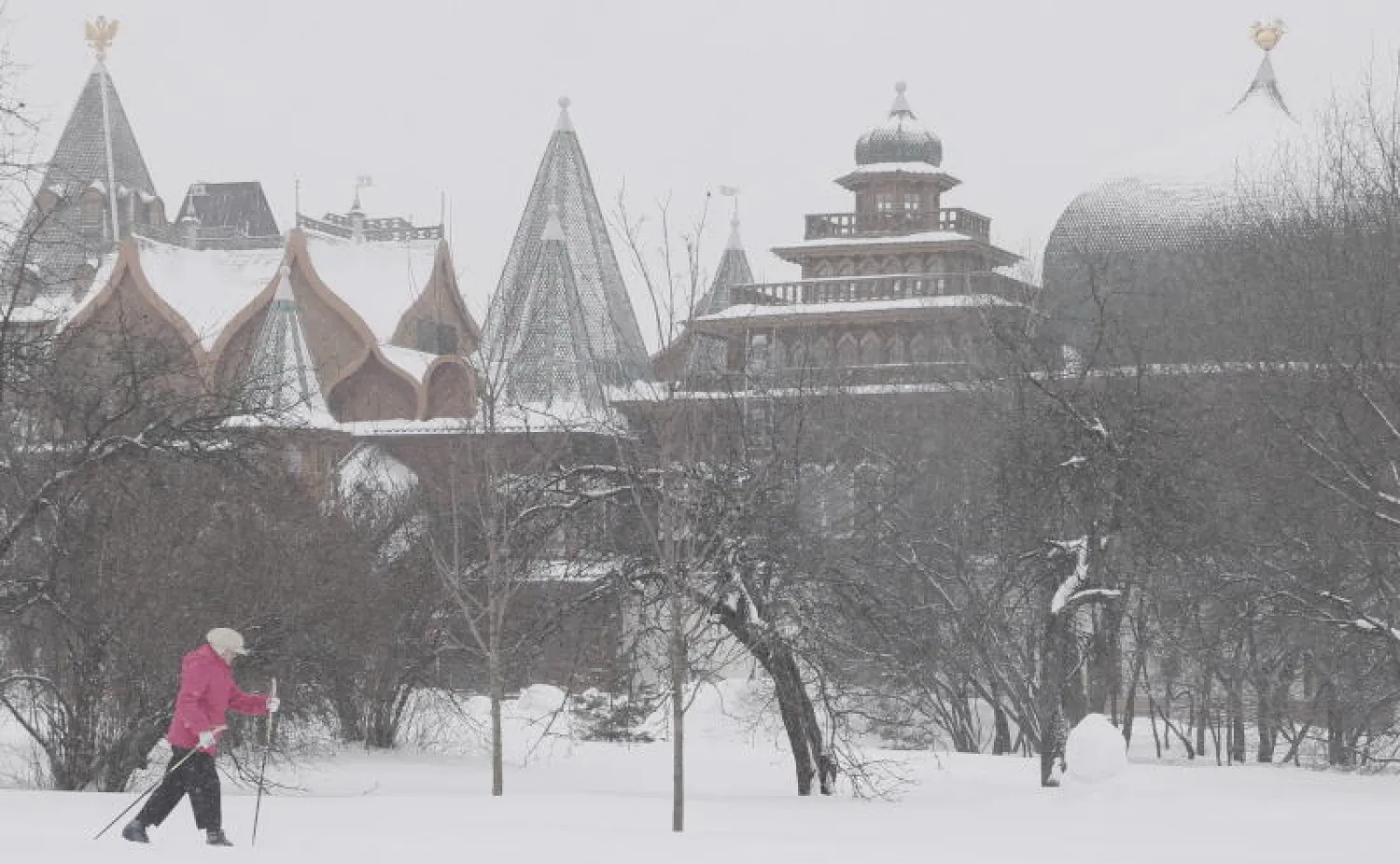 سيدة تستخدم زلاجتها للسير في حديقة بموسكو (إ.ب.أ)