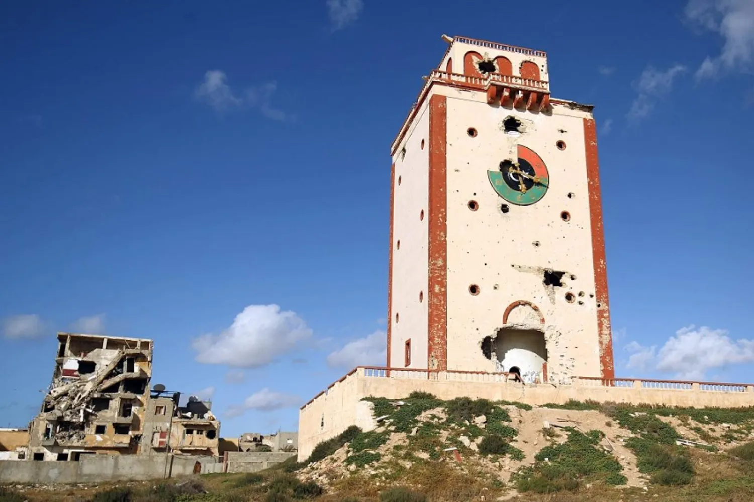 Libya 5+5 Ortak Askeri Komitesi’ne ait buldozerler, Sirte ve Mısrata’yı birbirine bağlayan yolun açılmasına hazırlık için sahil yolundaki temas hatlarından toprak setlerini kaldırmaya başladı (AFP)