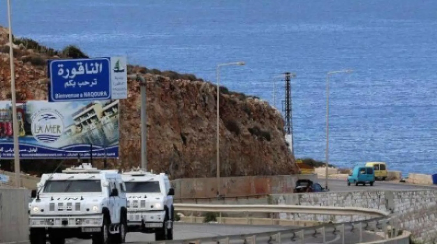 مركبتان تابعتان لقوات الأمم المتحدة لحفظ السلام (اليونيفيل) تقومان بدوريات بالناقورة جنوب لبنان والتي أجريت فيها الجولة الأولى للمحادثات (أ.ف.ب)