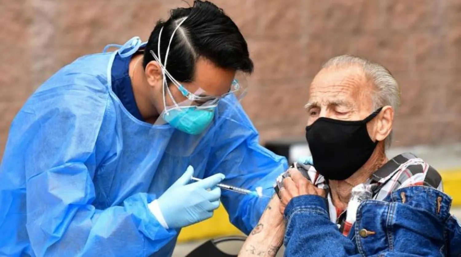 Koronavirüs aşısı olan bir ABD vatandaşı (AFP)