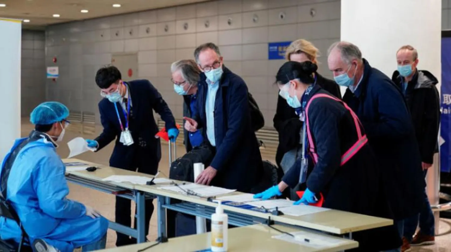 WHO araştırma ekibinden bazı üyeler dün Wuhan Havaalanı'ndayken (Reuters)