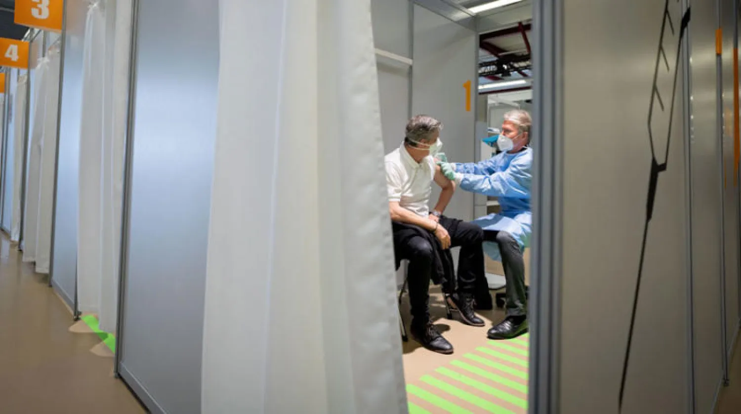 ألماني يتلقى اللقاح في برلين أمس (إ.ب.أ)