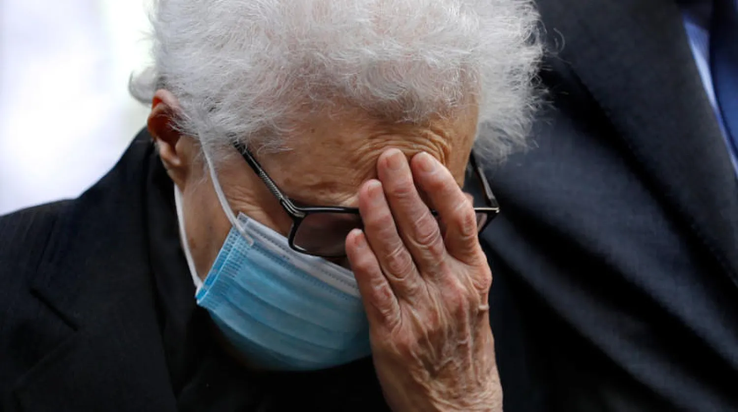 السيدة سلمى مرشاق خلال تشييع ابنها لقمان سليم في بيروت أمس (أ.ب)