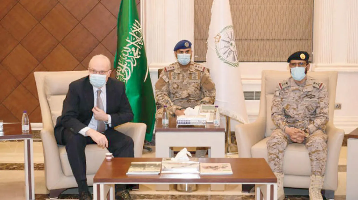 الفريق مطلق الأزيمع لدى لقائه ليندركينغ في الرياض أمس (واس)