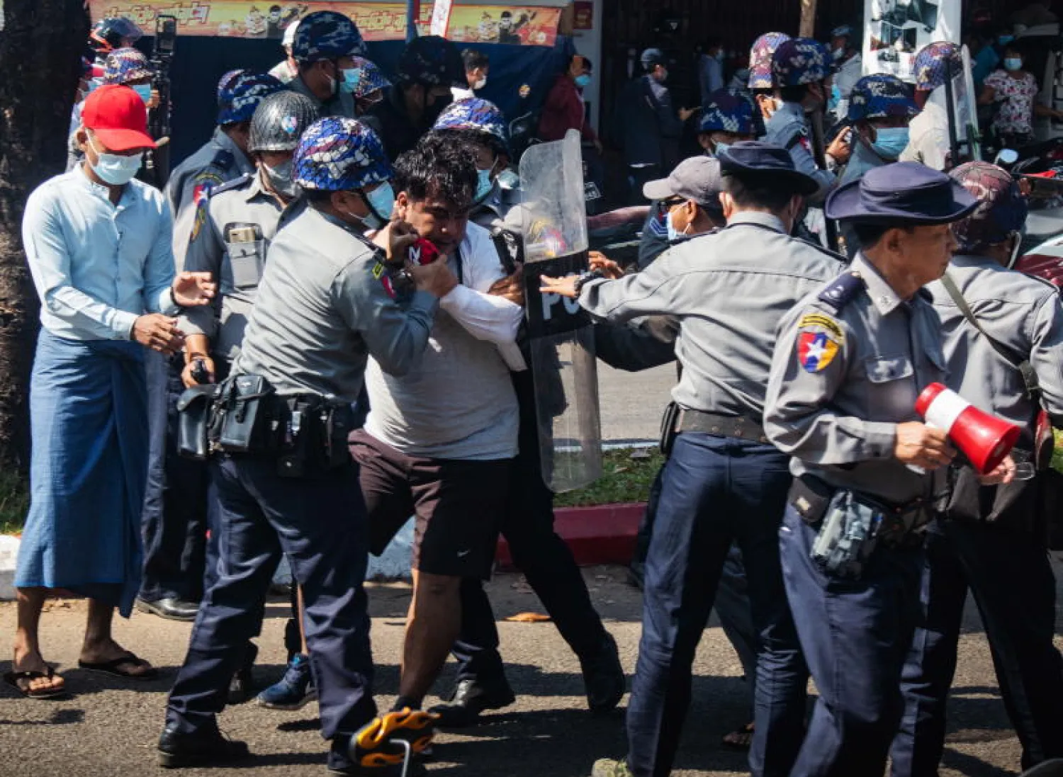 أفراد من الشرطة يعتقلون متظاهراً في مدينة ماولاميين بجنوب غرب ميانمار (إ.ب.أ)