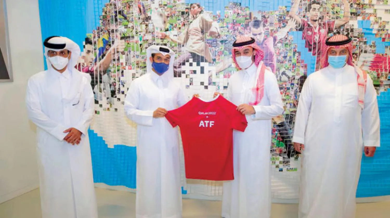 الفيصل يتلقى قميصاً تذكارياً من لجنة تنظيم كأس العالم 2022 (الشرق الأوسط)