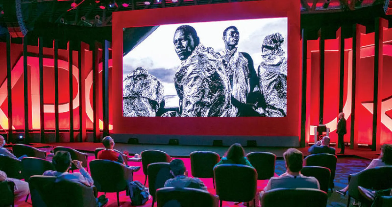 المصور العالمي فرانسيسكو زيزولا خلال مشاركته  في المهرجان الدولي للتصوير (إكسبوجر) أمس (الشرق الأوسط)