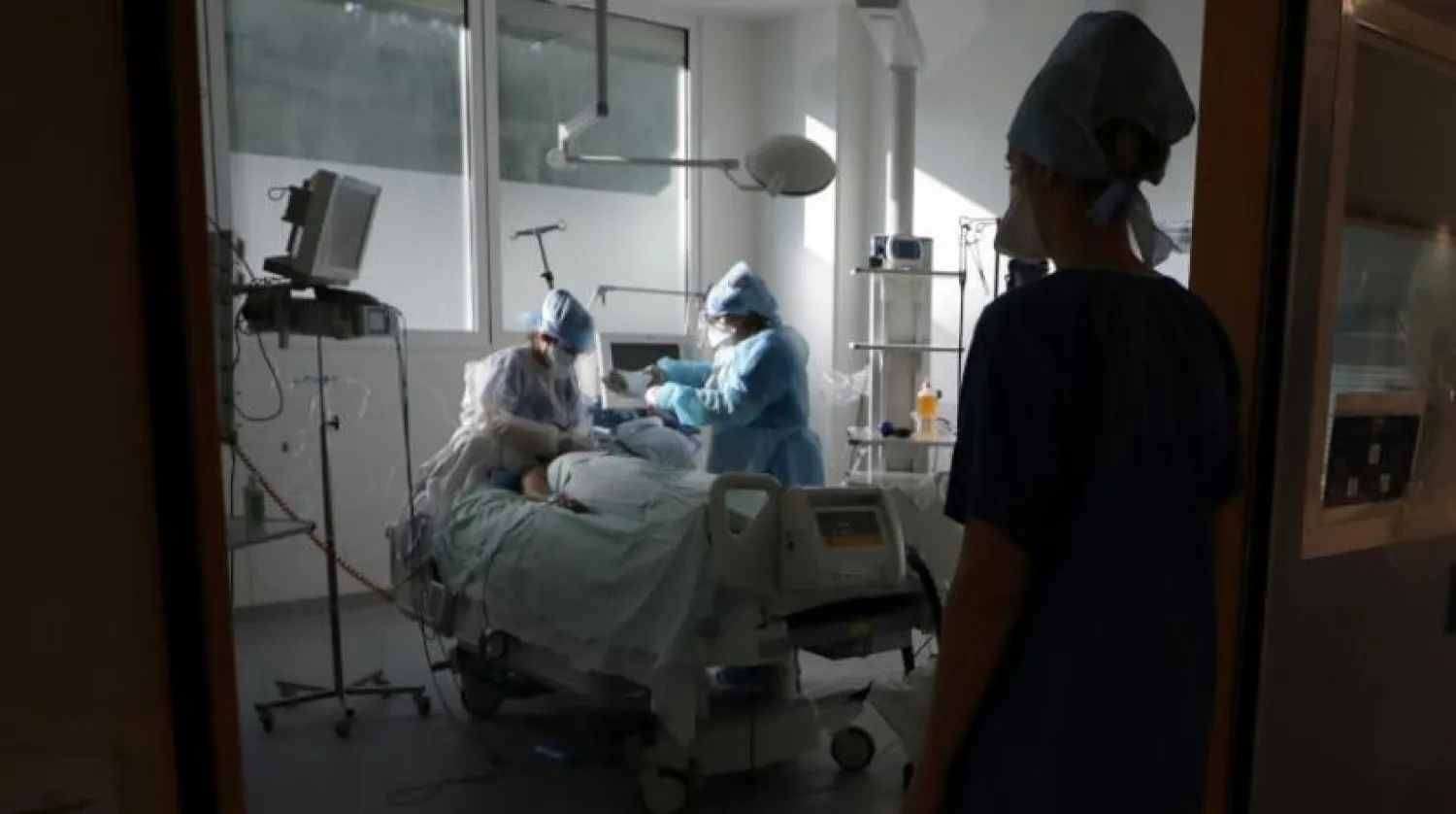 Yoğun bakım ünitesinde bir koronavirüs hastasını tedavi eden doktorlar (Reuters)