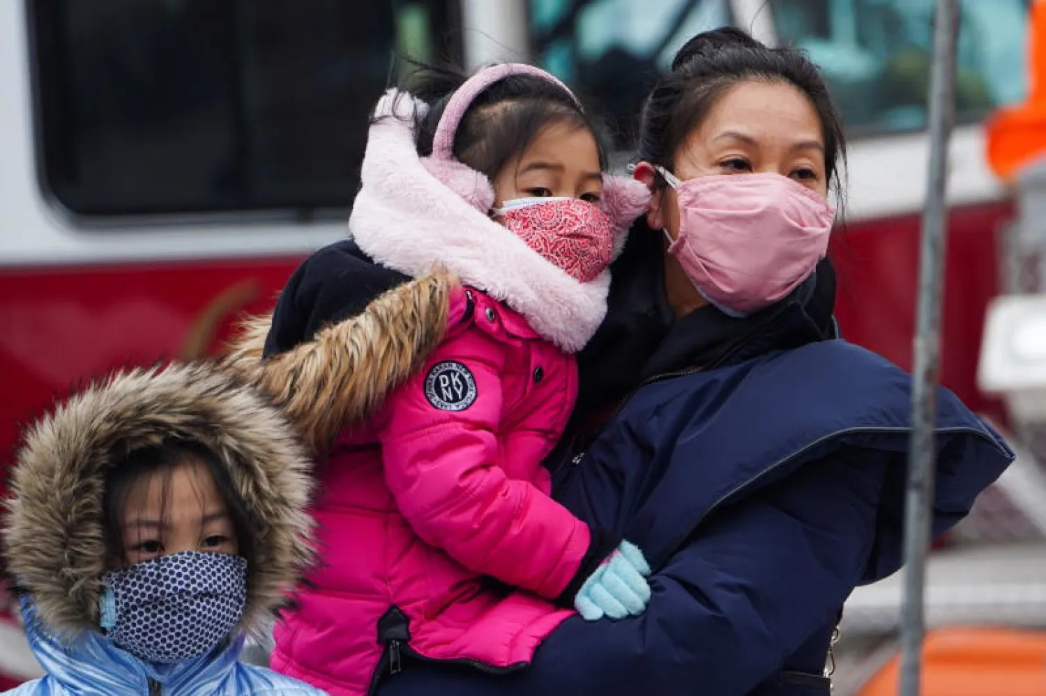 أفراد من عائلة صينية خلال احتفال محدود بالسنة القمرية وفق التقويم الصيني في نيويورك (رويترز)