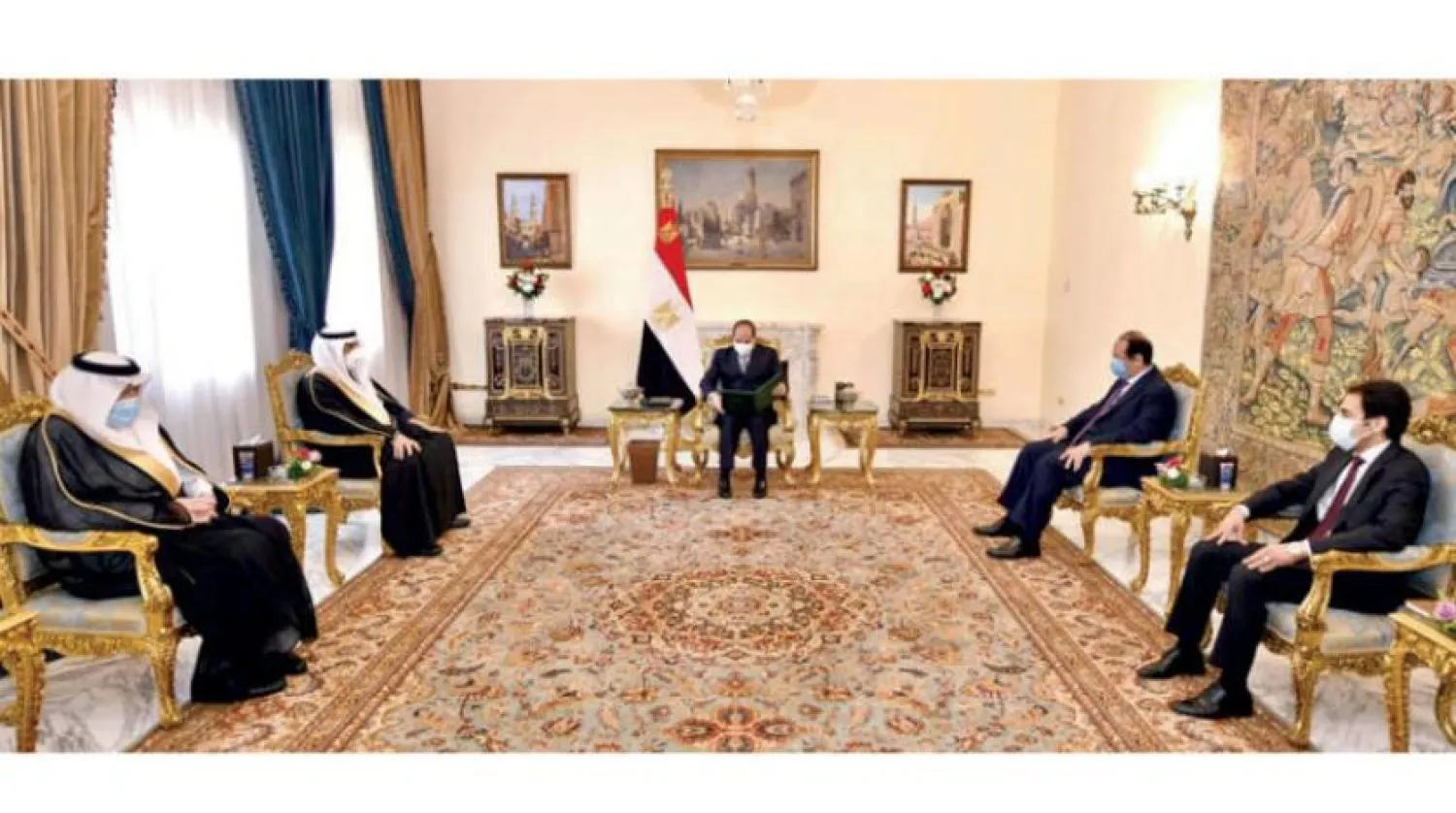 Mısır Cumhurbaşkanı Abdulfettah es Sisi, Suudi Suudi Arabistan Devlet Bakanı Dr. İssam bin Said’i dün Kahire’de karşılarken (Mısır Cumhurbaşkanlığı)