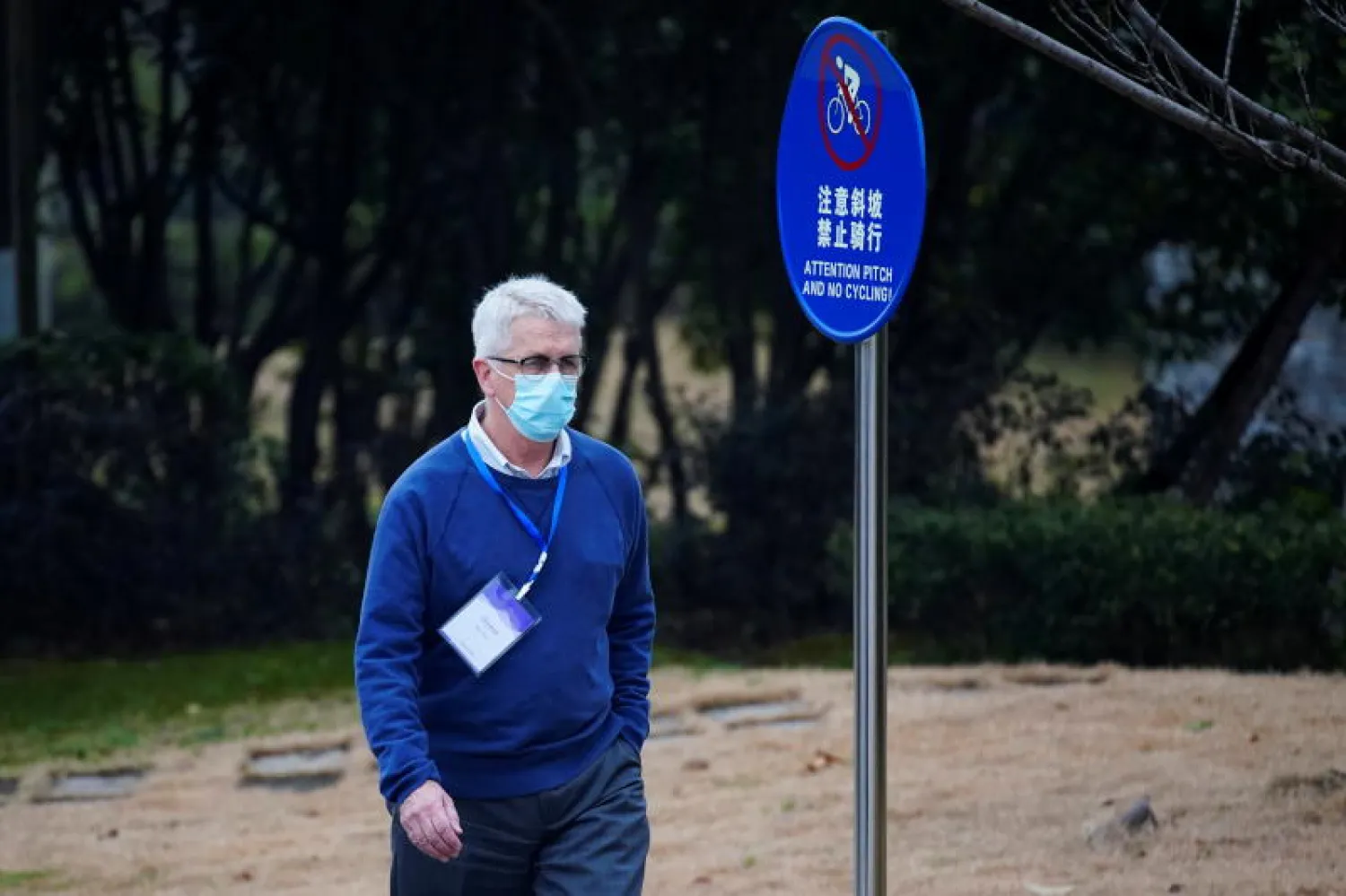 دومينيك دواير عضو فريق منظمة الصحة العالمية للتحقيق بأصول كورونا يمشي في مدينة ووهان الصينية (رويترز)