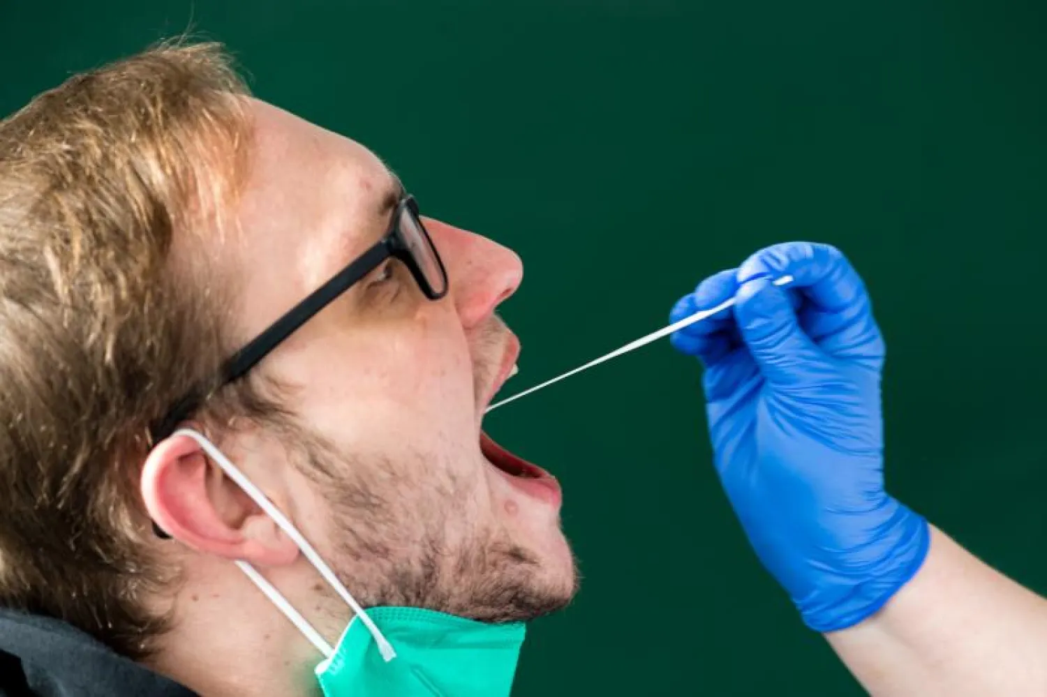 رجل يخضع لإختبار الكشف عن فيروس كورونا في ألمانيا (أ.ف.ب)