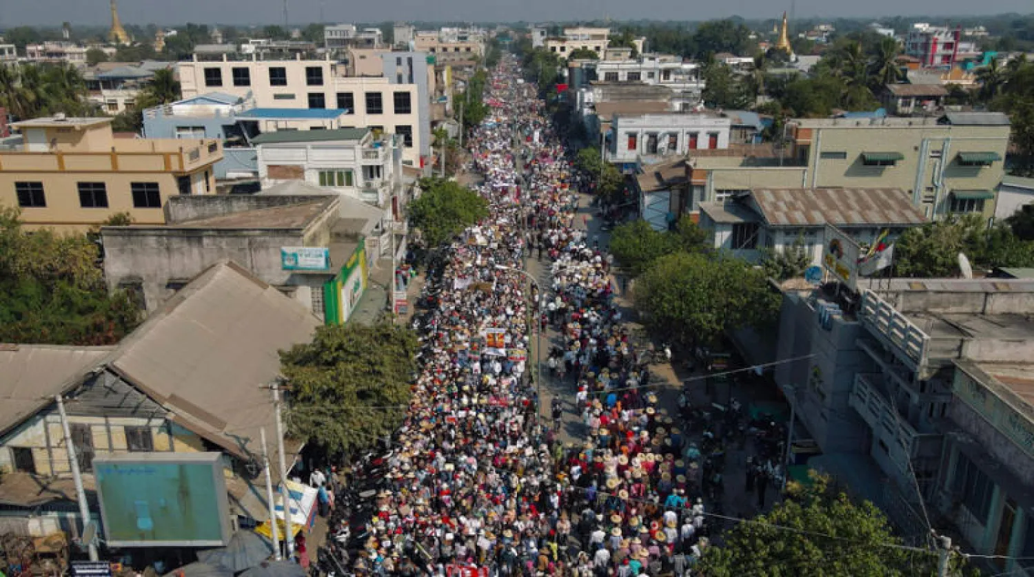 خرج المحتجون إلى الشوارع في العاصمة نايبيداو وماندالاي، ثاني أكبر مدن البلاد وبلدات أخرى بعد يوم من أكبر احتجاجات تشهدها ميانمار (أ.ف.ب)