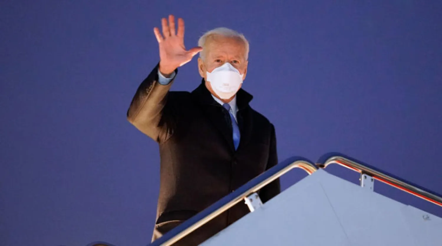 بايدن لدى مغادرته واشنطن إلى «كامب ديفيد» الجمعة (أ.ب)