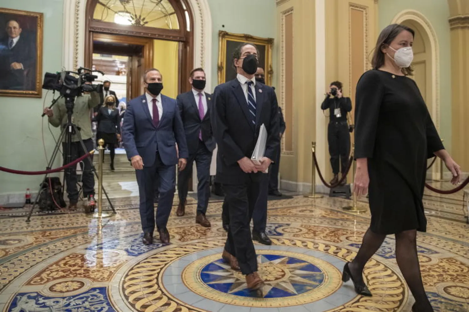 أعضاء مجلس الشيوخ خلال جلسة إدانة الرئيس الأميركي السابق دونالد ترمب (إ.ب.أ)