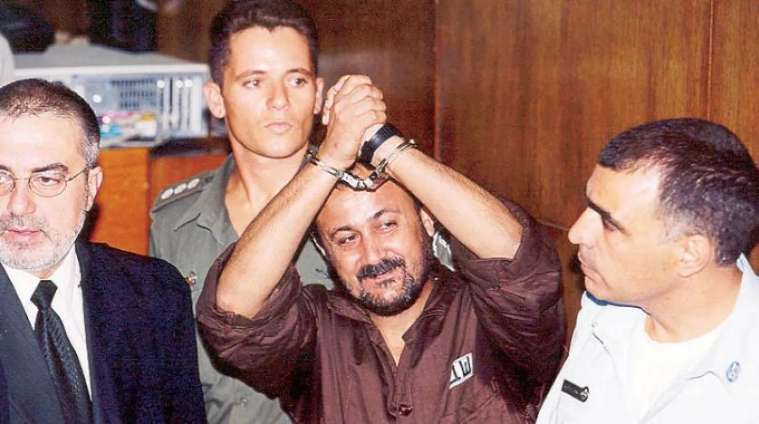 Müebbet hapis cezasına çarptırılan Fetih Hareketi liderlerinden Mervan Barguti, 2002’de Tel Aviv’deki duruşması sırasında medyaya konuşmuştu (Getty)