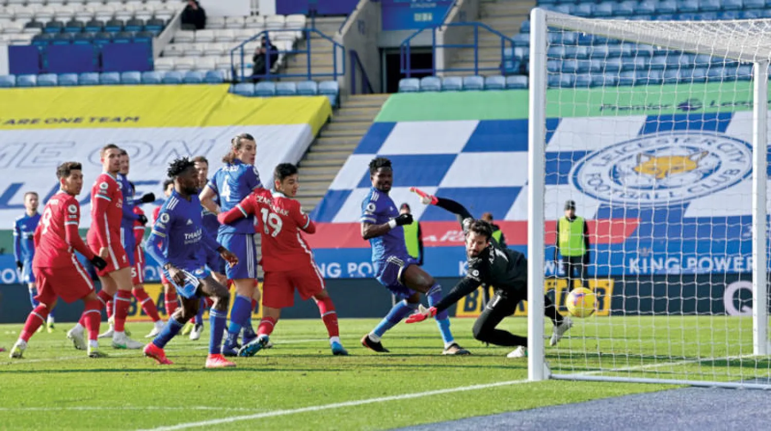 أليسون حارس ليفربول يفشل في منع هدف ليستر الأول بعد تسديدة ماديسون (أ.ب)