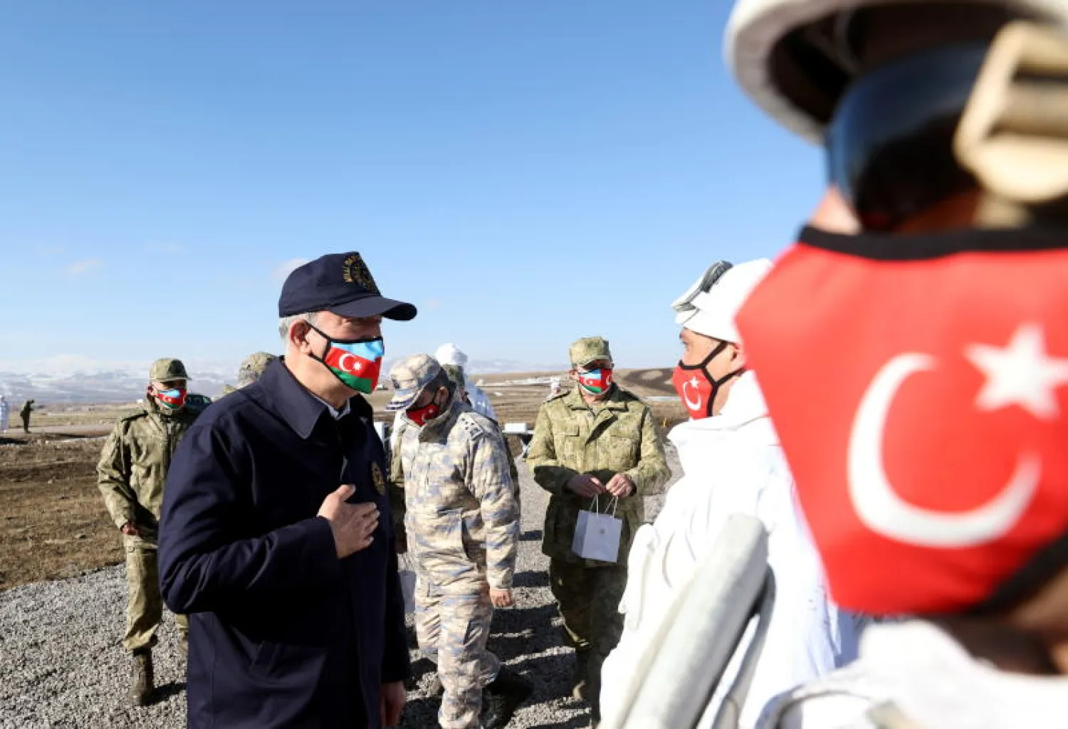 وزير الدفاع التركي خلوصي أكار يتحدث إلى القوات خلال التدريبات العسكرية التركية - الأذرية المشتركة في مقاطعة كارس الشرقية (رويترز)