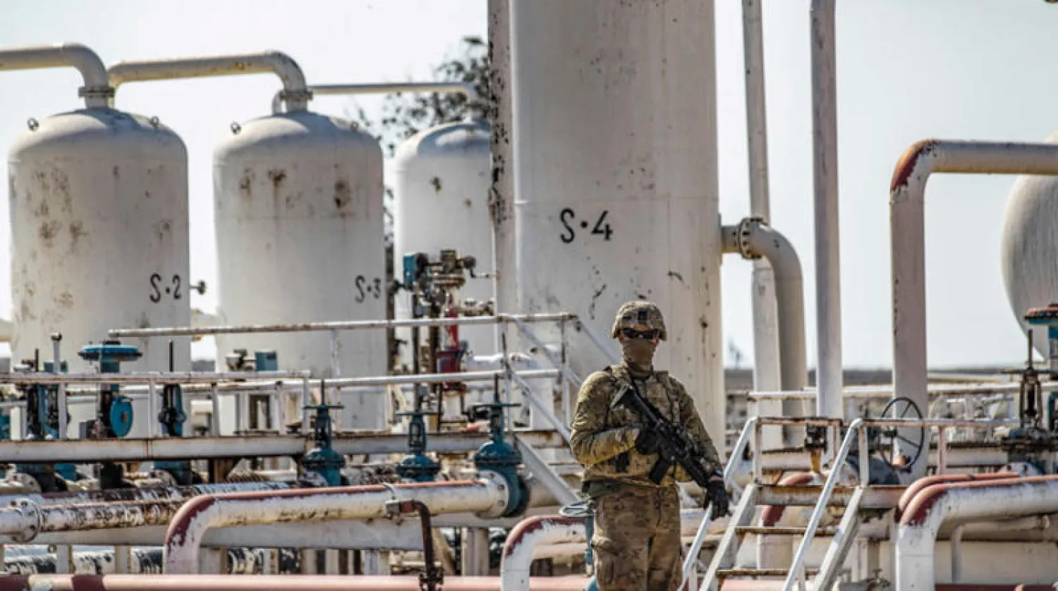 جندي أميركي ضمن دورية في حقول السويدية بمحافظة الحسكة السورية (أ.ف.ب)