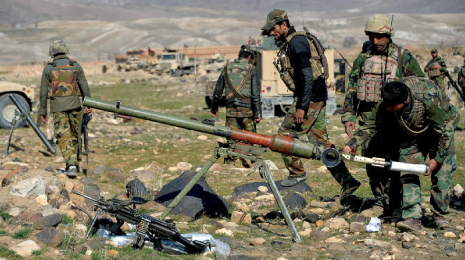 جنود أفغان بعد مداهمة موقع لــ«طالبان» في مقاطعة شيرزاد بولاية ننجرهار شرق أفغانستان في فبراير العام الماضي (أ.ف.ب)