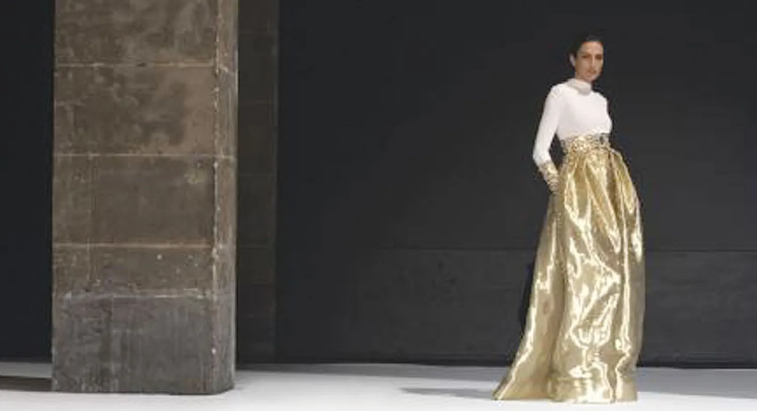  حرص المصمم على التوازن الهندسي مع العنصر الفني 