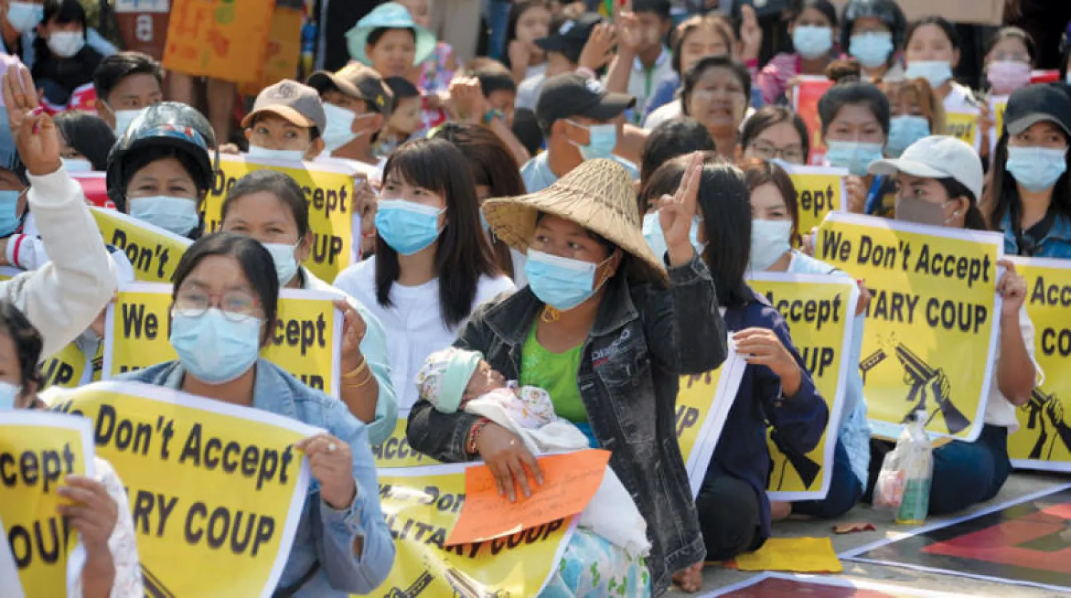 مواطنون يتظاهرون ضد الانقلاب في نايبيداو أمس (أ.ف.ب)