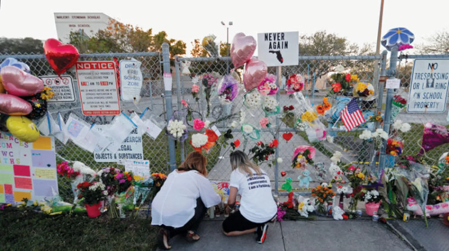 تكريم ضحايا حادثة إطلاق نار في ثانوية بفلوريدا في فبراير 2018 (أ.ب)