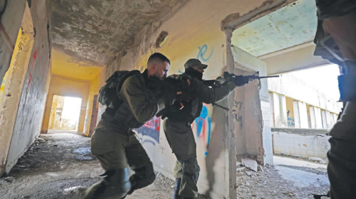 جنديان إسرائيليان في مبنى سوري في الجولان المحتل خلال مناورات عسكرية أمس (أ.ف.ب)