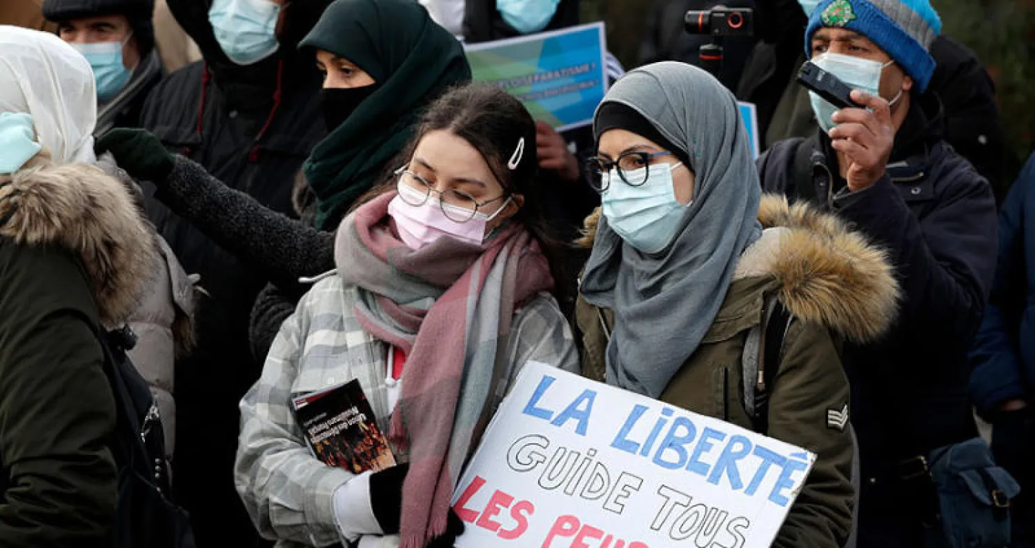 مظاهرة في العاصمة باريس أول من أمس ضد مشروع قانون «الانفصالية الإسلامية»... وهو نص يهدف إلى تعزيز قدرة الحكومة في مواجهة المتطرفين (أ.ف.ب)