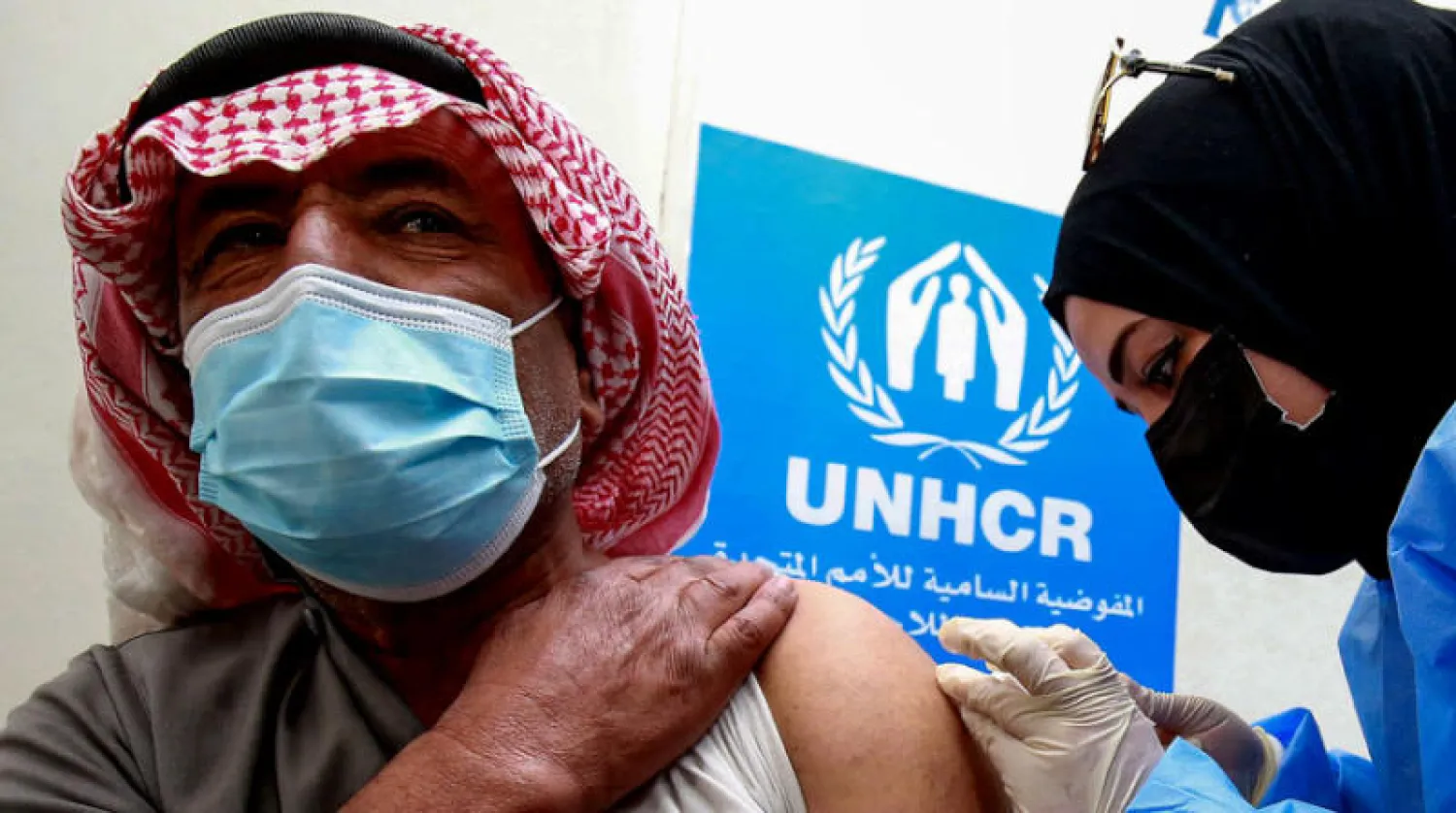 تلقيح لاجئ سوري في مخيم الزعتري أمس (أ.ف.ب)