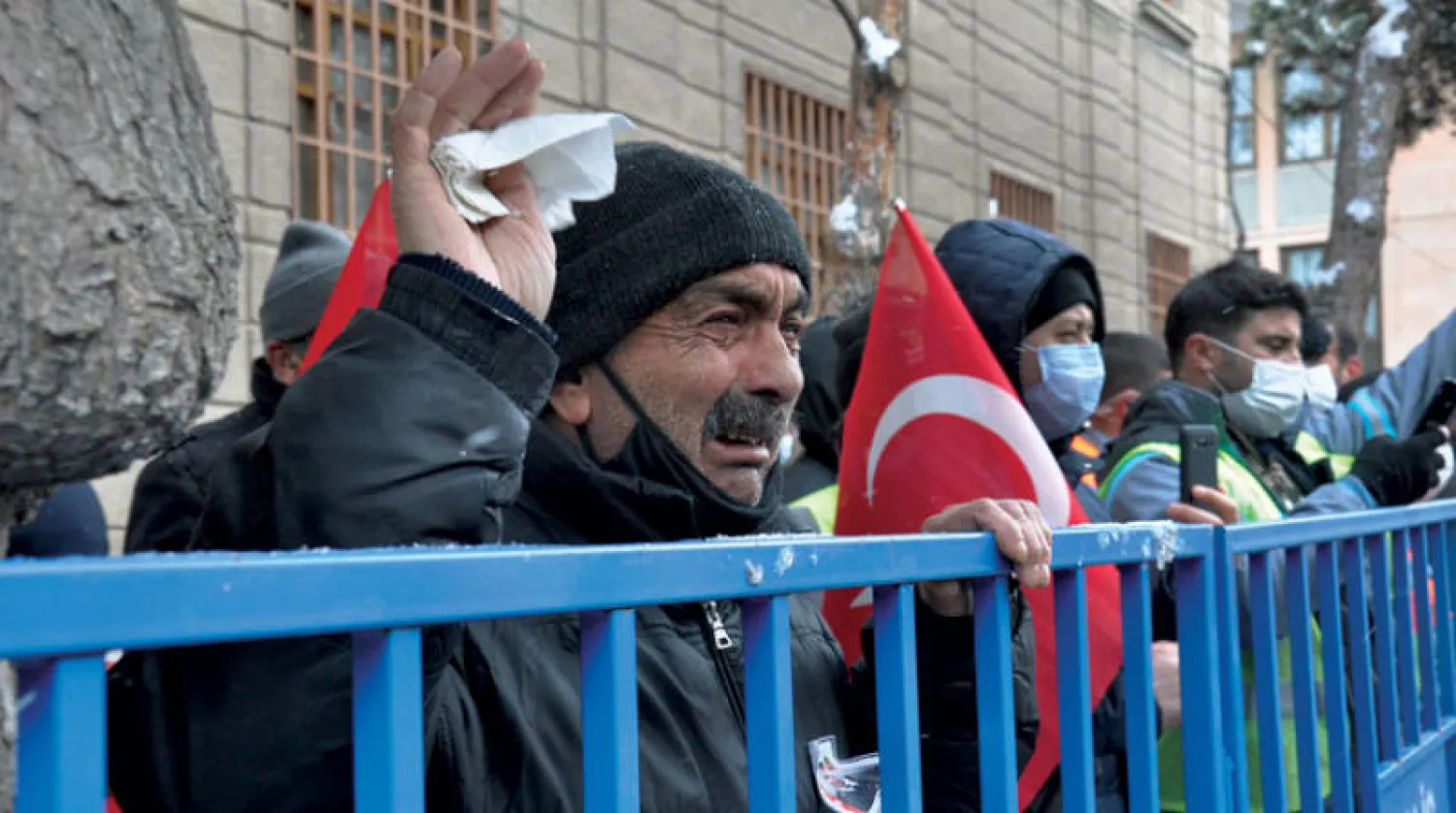 تشييع جنازة أحد العسكريين الأتراك الذي قتلوا في حادثة «مغارة الكردستاني»... (أ.ب)