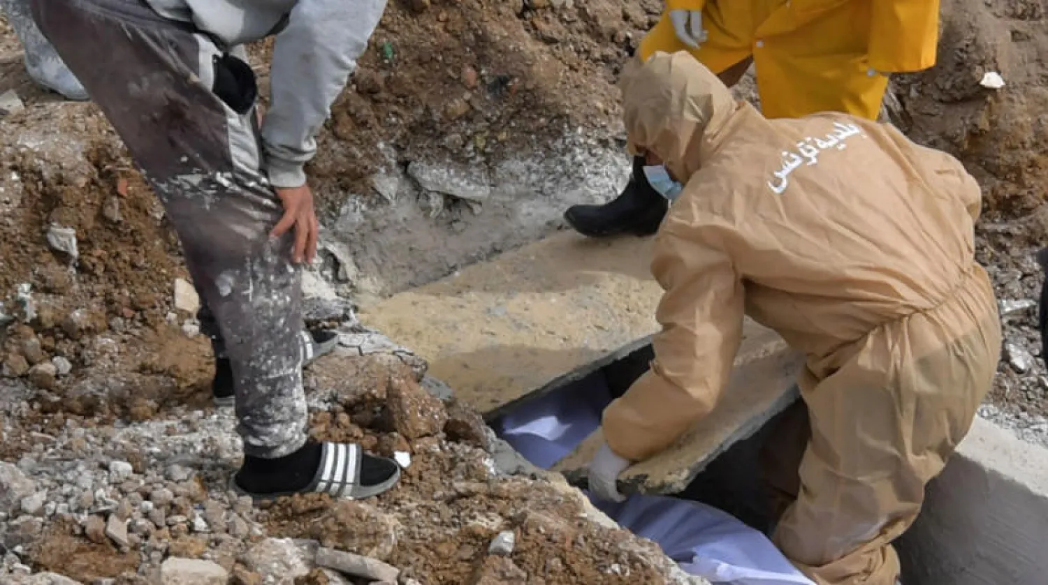 دفن أحد ضحايا كورونا في تونس قبل أيام (أ.ف.ب)