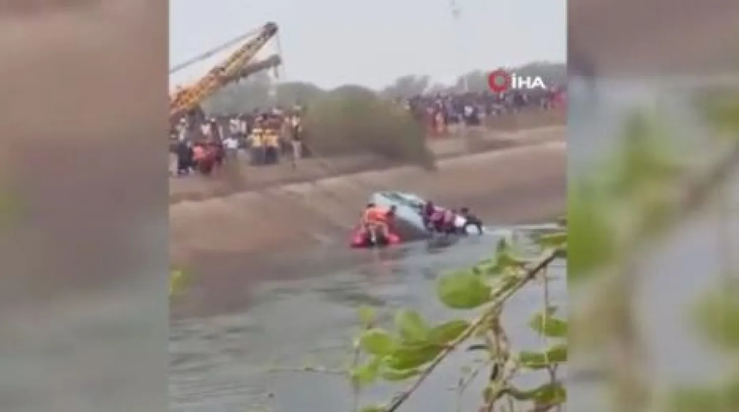 Hindistan'da otobüs kanala düştü: En az 32 ölü