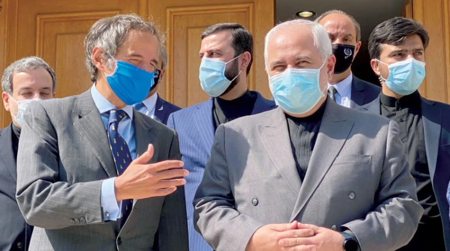 رافاييل غروسي مدير الوكالة الدولية للطاقة الذرية يتحدث إلى وزير الخارجية الإيراني محمد جواد ظريف على هامش مباحثات بطهران في أغسطس الماضي (الوكالة الدولية)