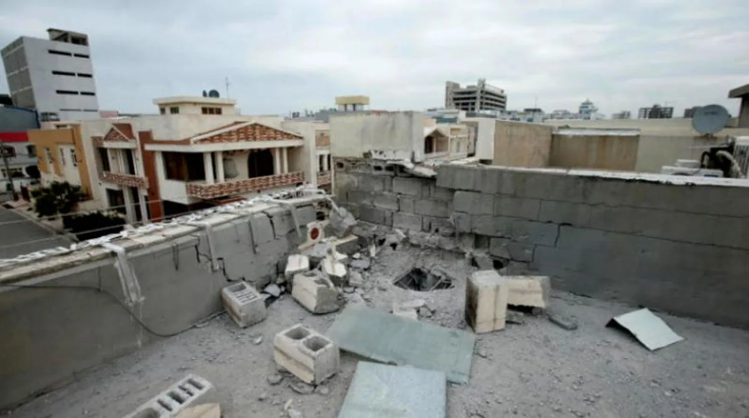 تضرر سقف بعد سقوط وابل من الصواريخ في أربيل (رويترز)