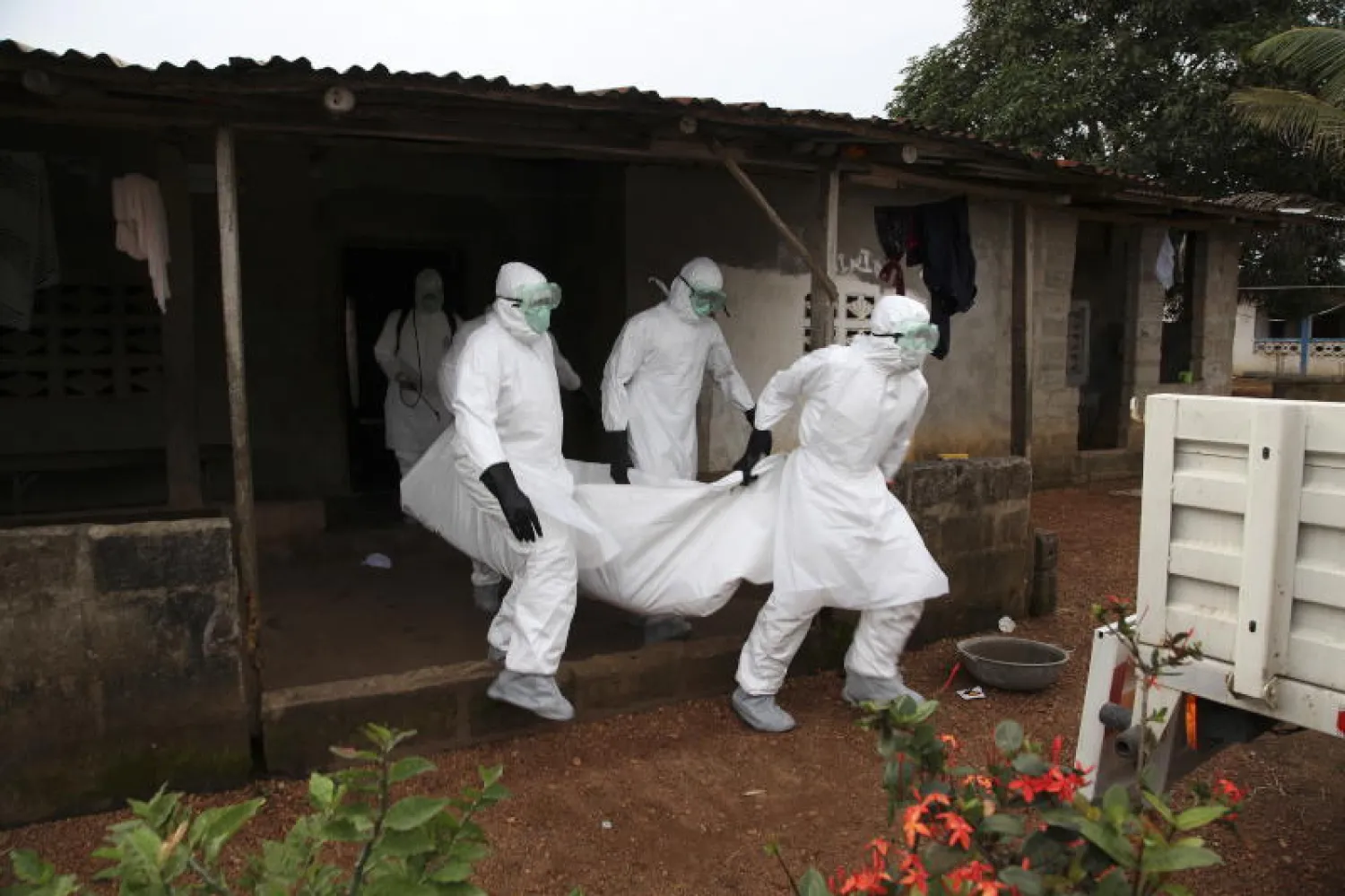 ممرضات يحملن أحد ضحايا الإيبولا في ليبريا (إ.ب.أ)