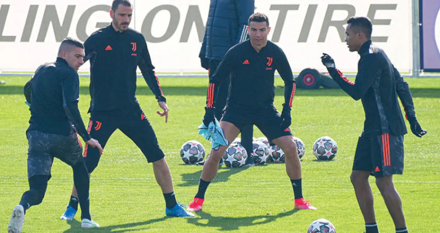 لاعبو يوفنتوس يتوسطهم رونالدو خلال التدريب قبل مواجهة بورتو (أ.ف.ب)