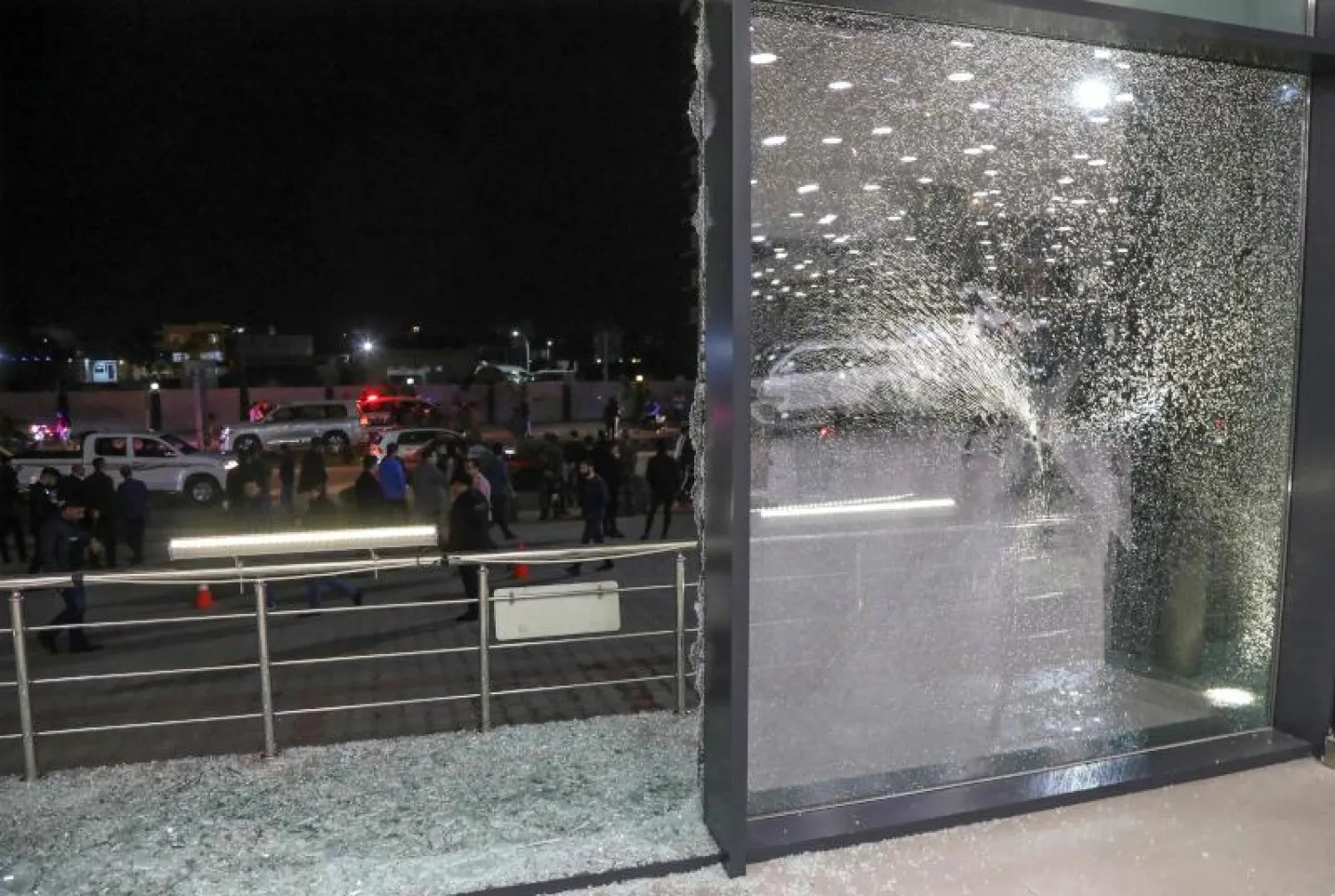 زجاج محطم إثر الهجوم الصاروخي في أربيل عاصمة إقليم كردستان العراق (أ.ف.ب)