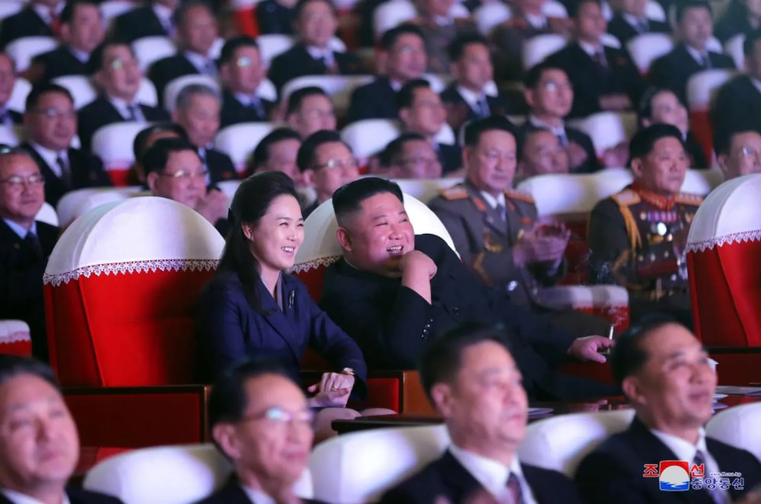 Kuzey Kore lideri Kim Jong-un'un eşi 1 yıl sonra ilk kez kamuoyu önünde