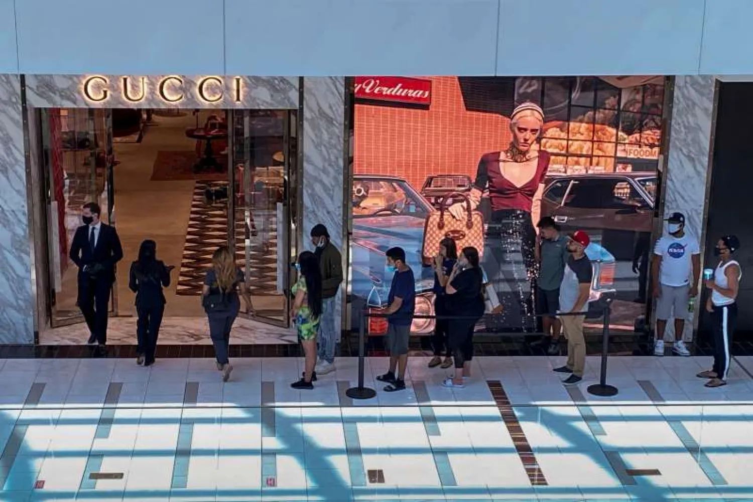 Customers line up to enter a Gucci fashion store at The Galleria shopping mall after the mall opened during the coronavirus disease (COVID -19) outbreak in Houston |  Reuters/Adrees Latif 
