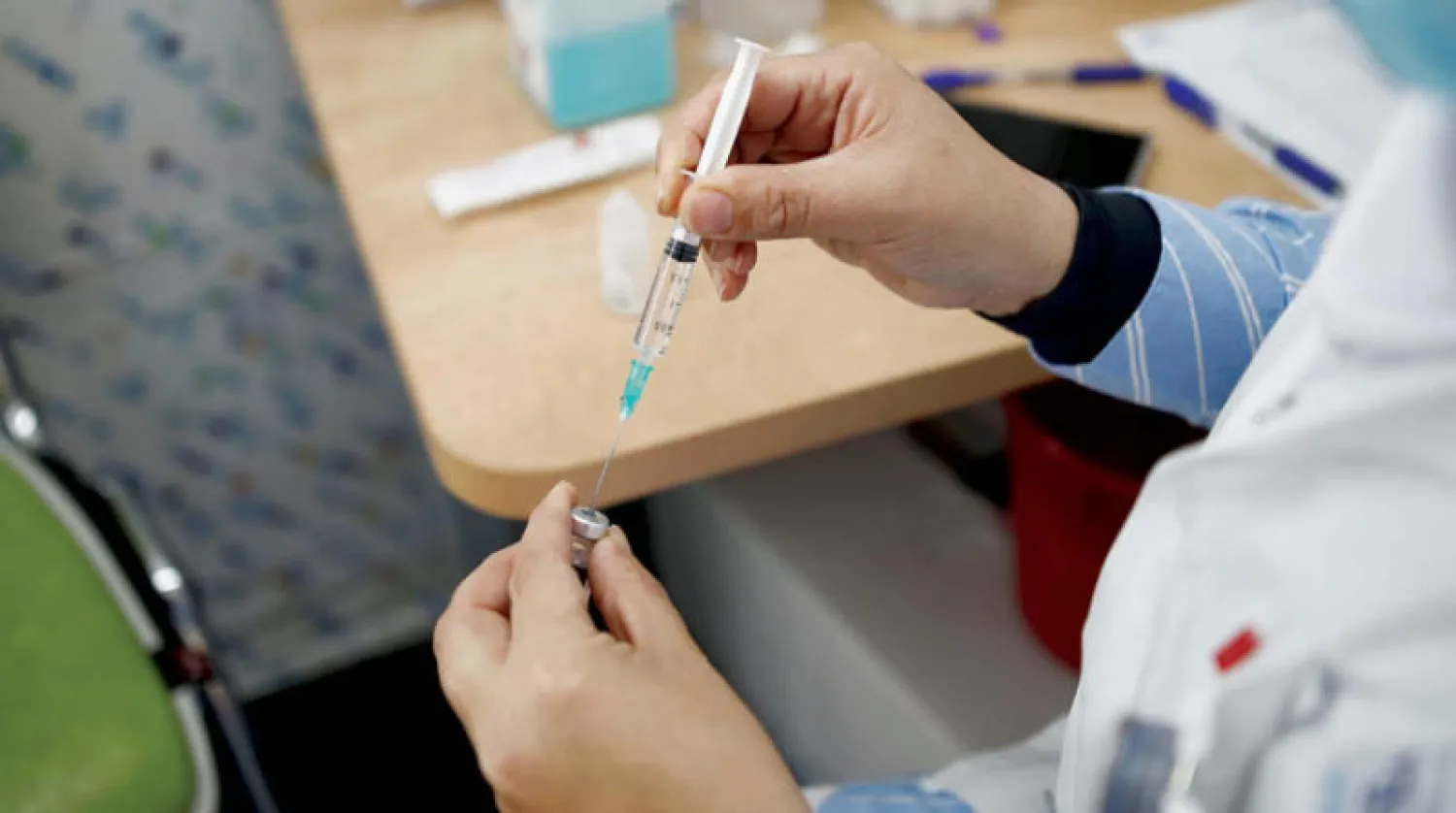 السباق العالمي للعودة للحياة الطبيعية (رويترز)